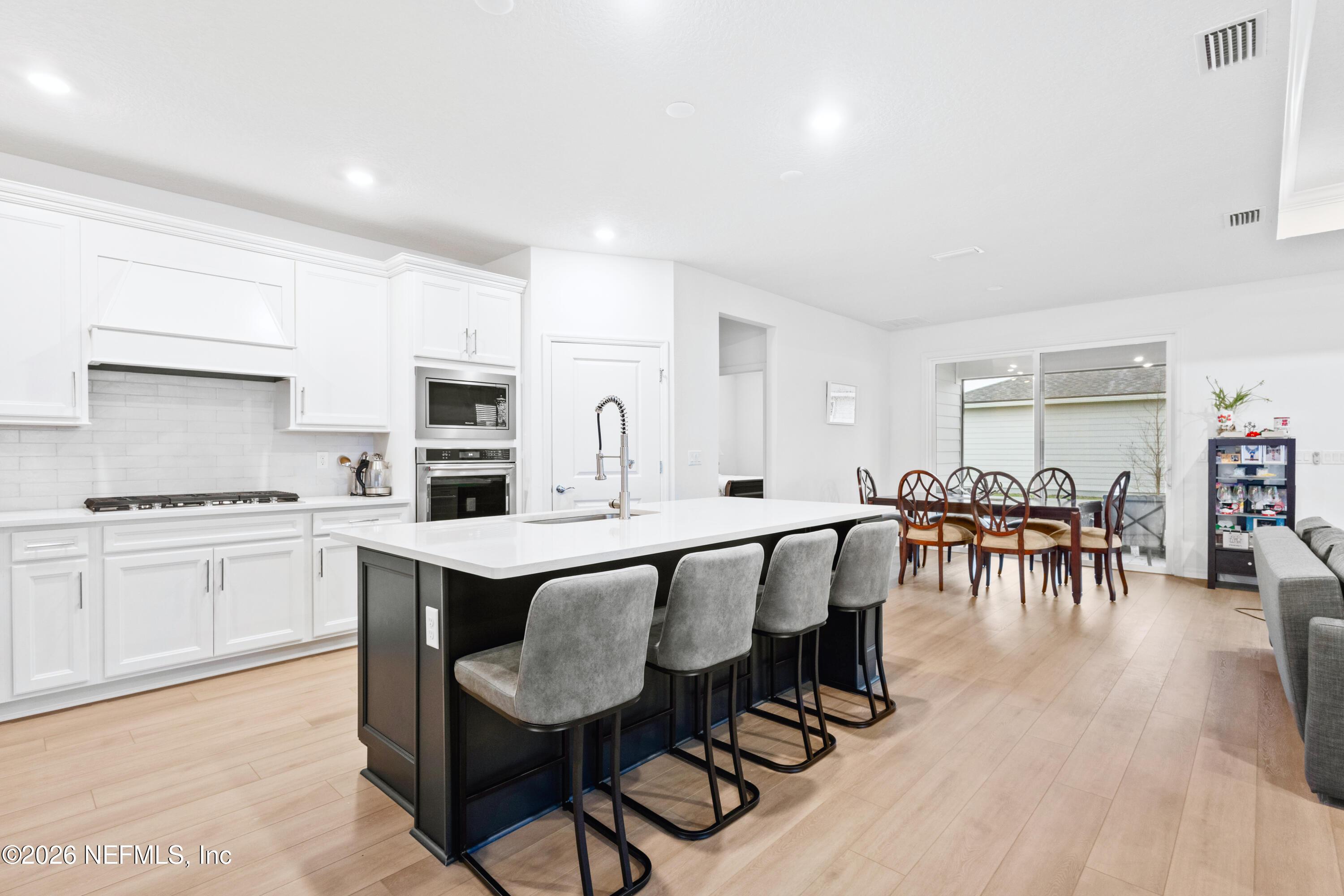 Image 4: Kitchen with Island