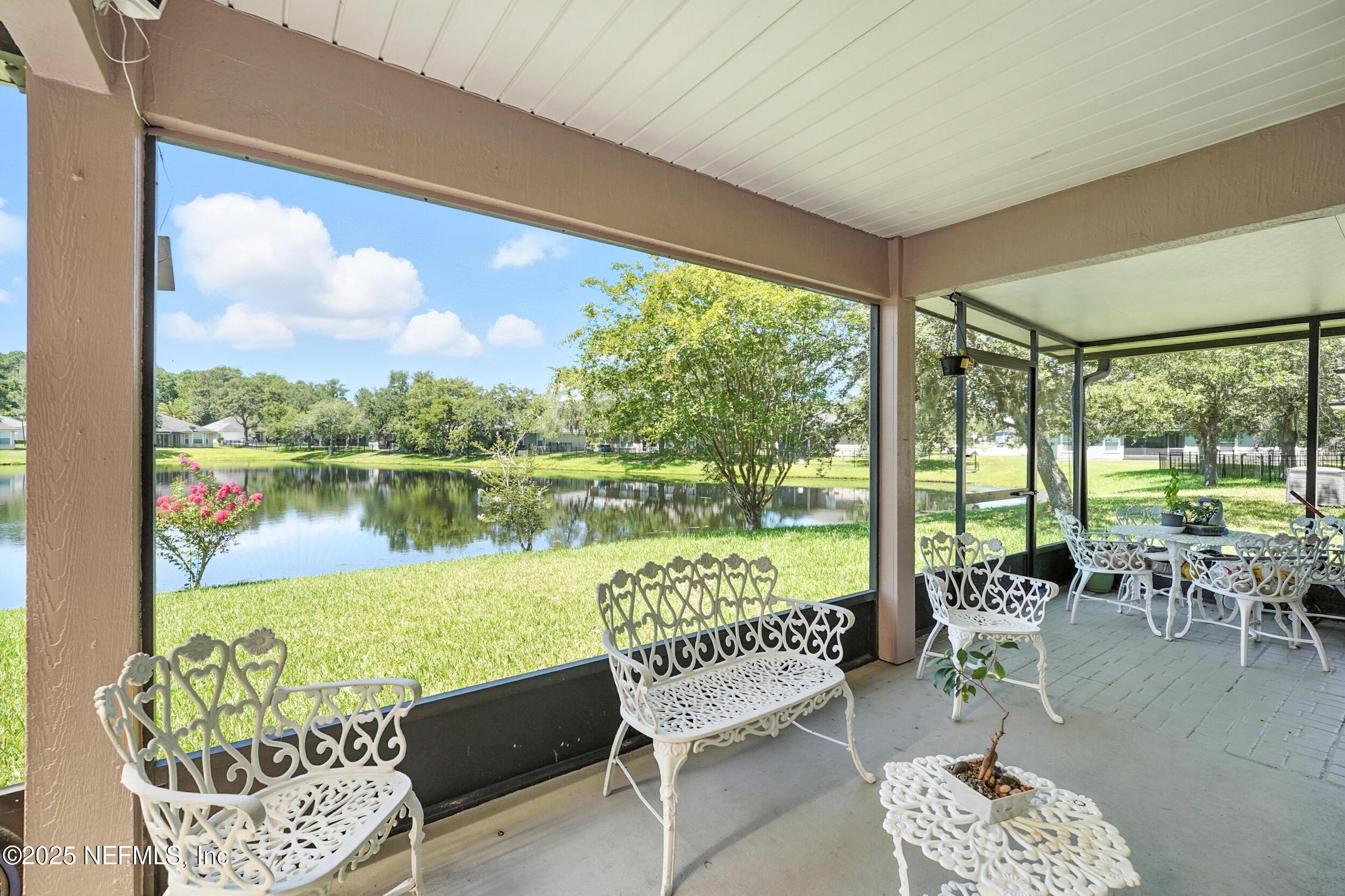 Image 2: 2 Screened Patio
