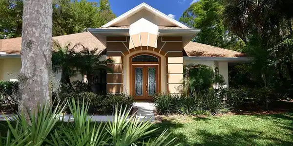 9 LAURA CT