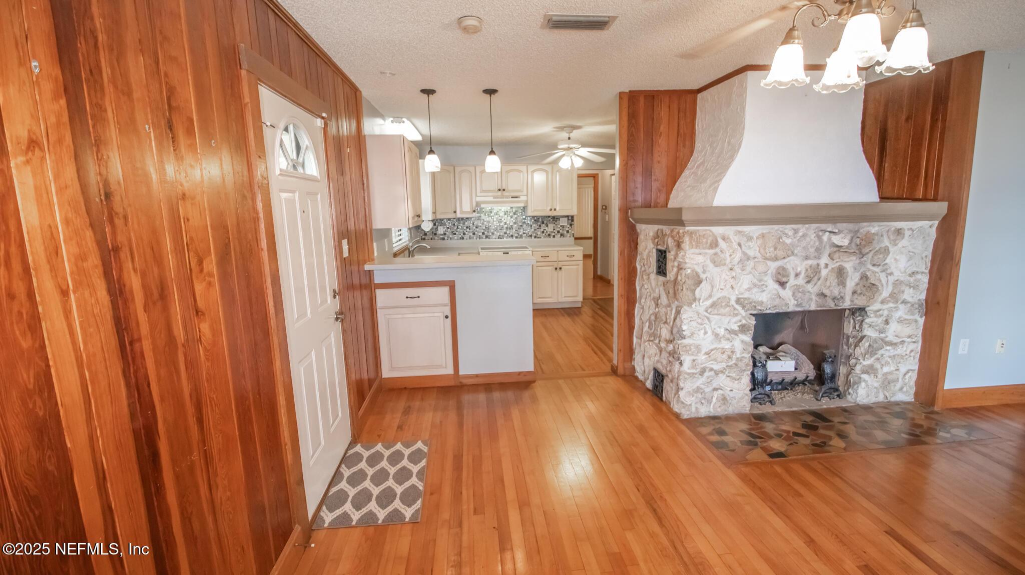 Image 4: Kitchen