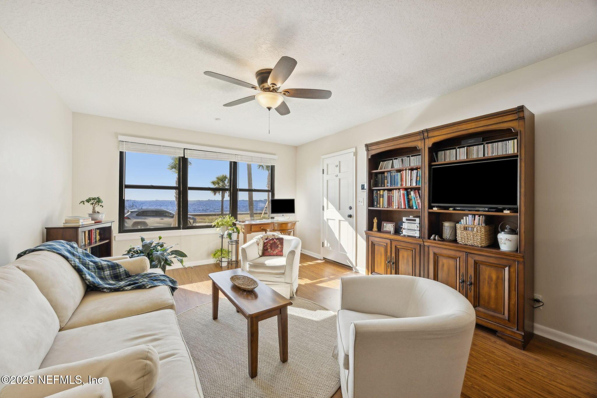 Image 2: Like New Condo