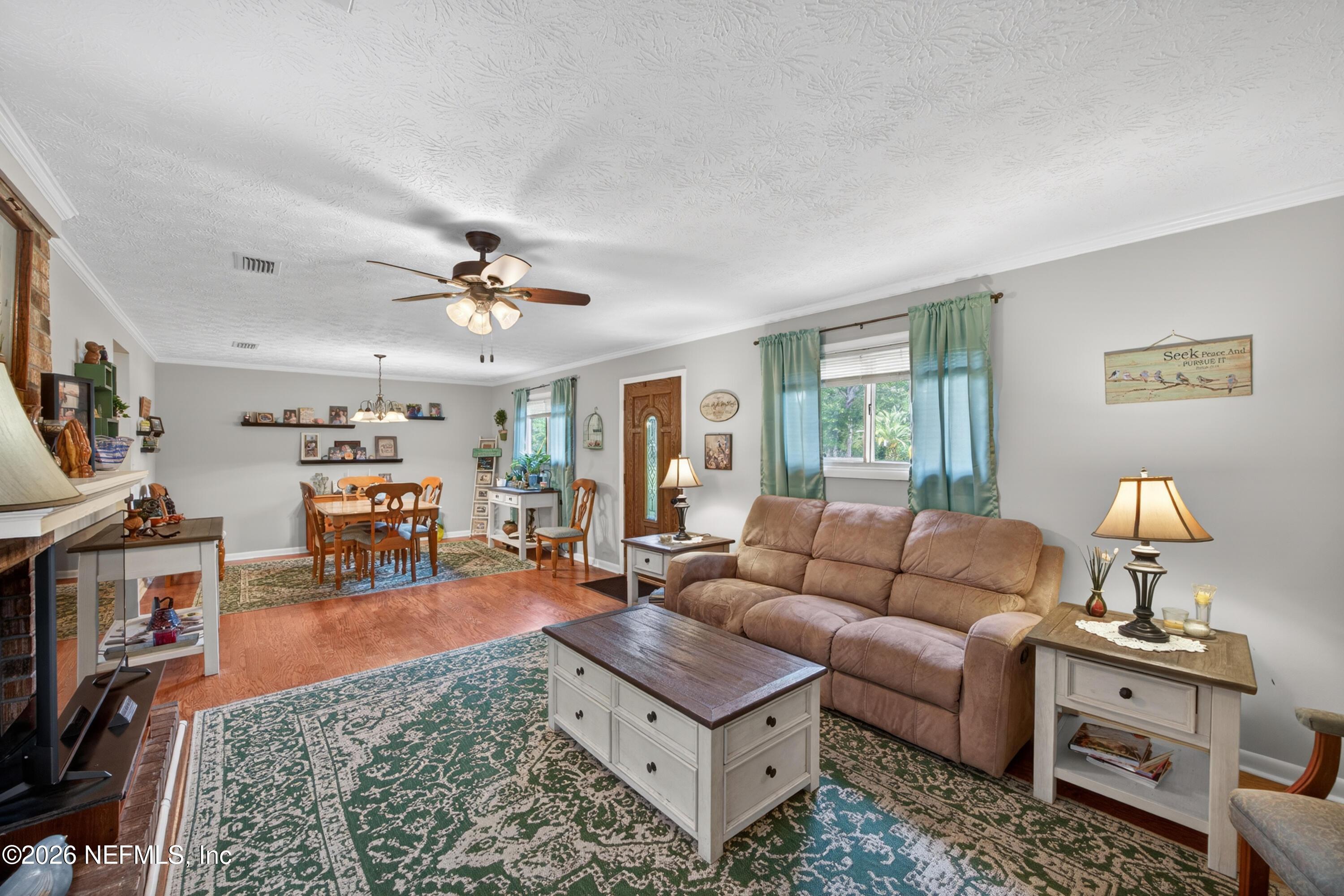 Image 4: Living /Dining area