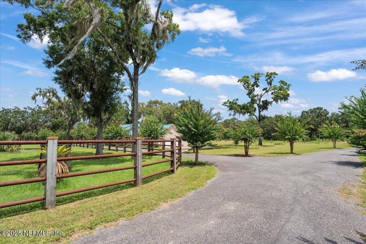 Image 4: Long Private Drive