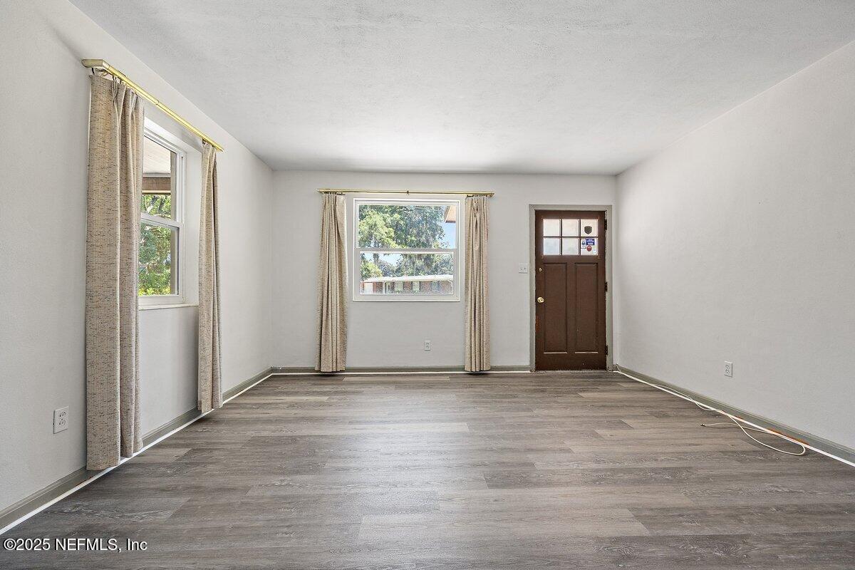 Image 3: Living Room 2
