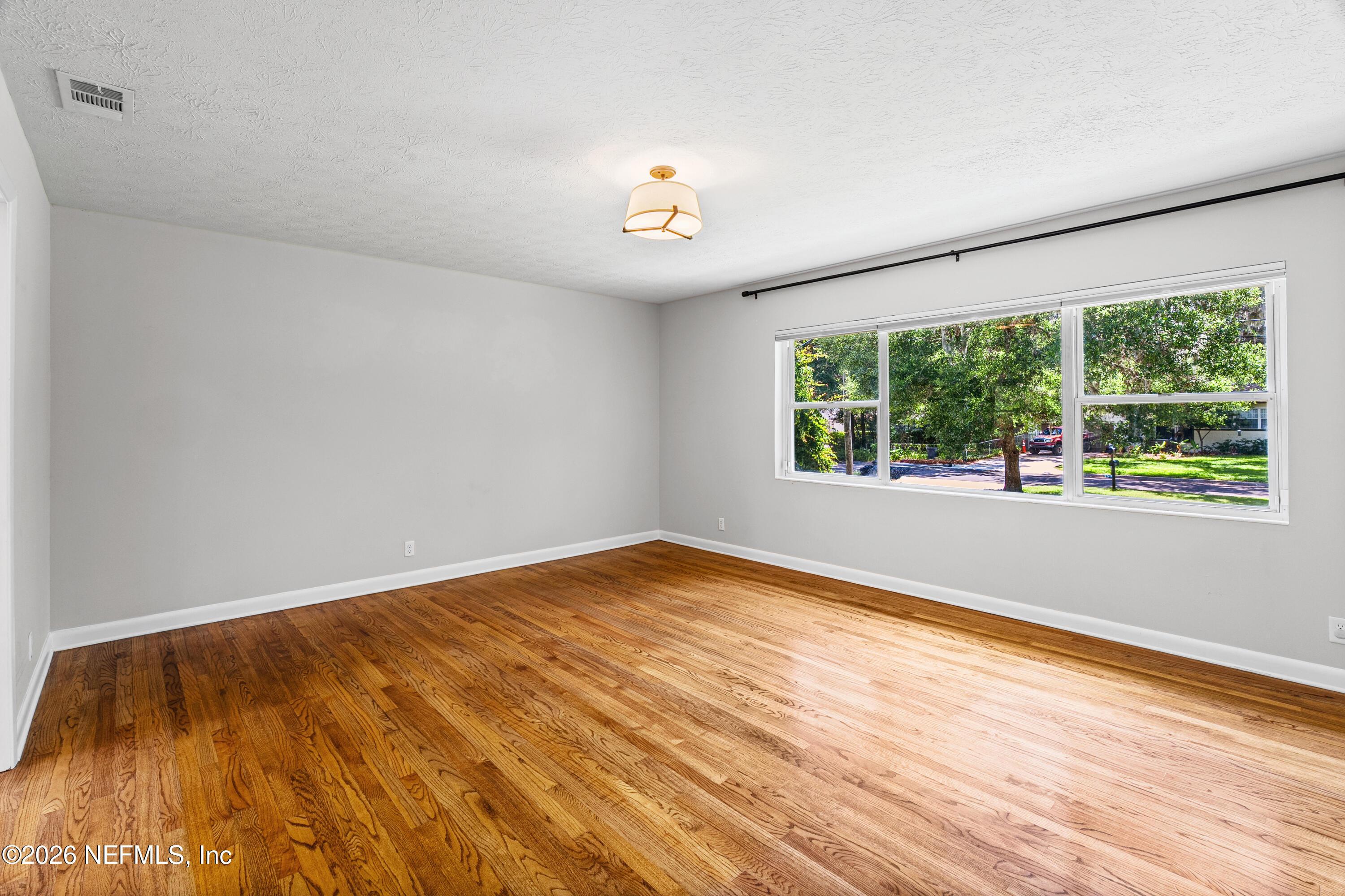 Image 4: Living Room