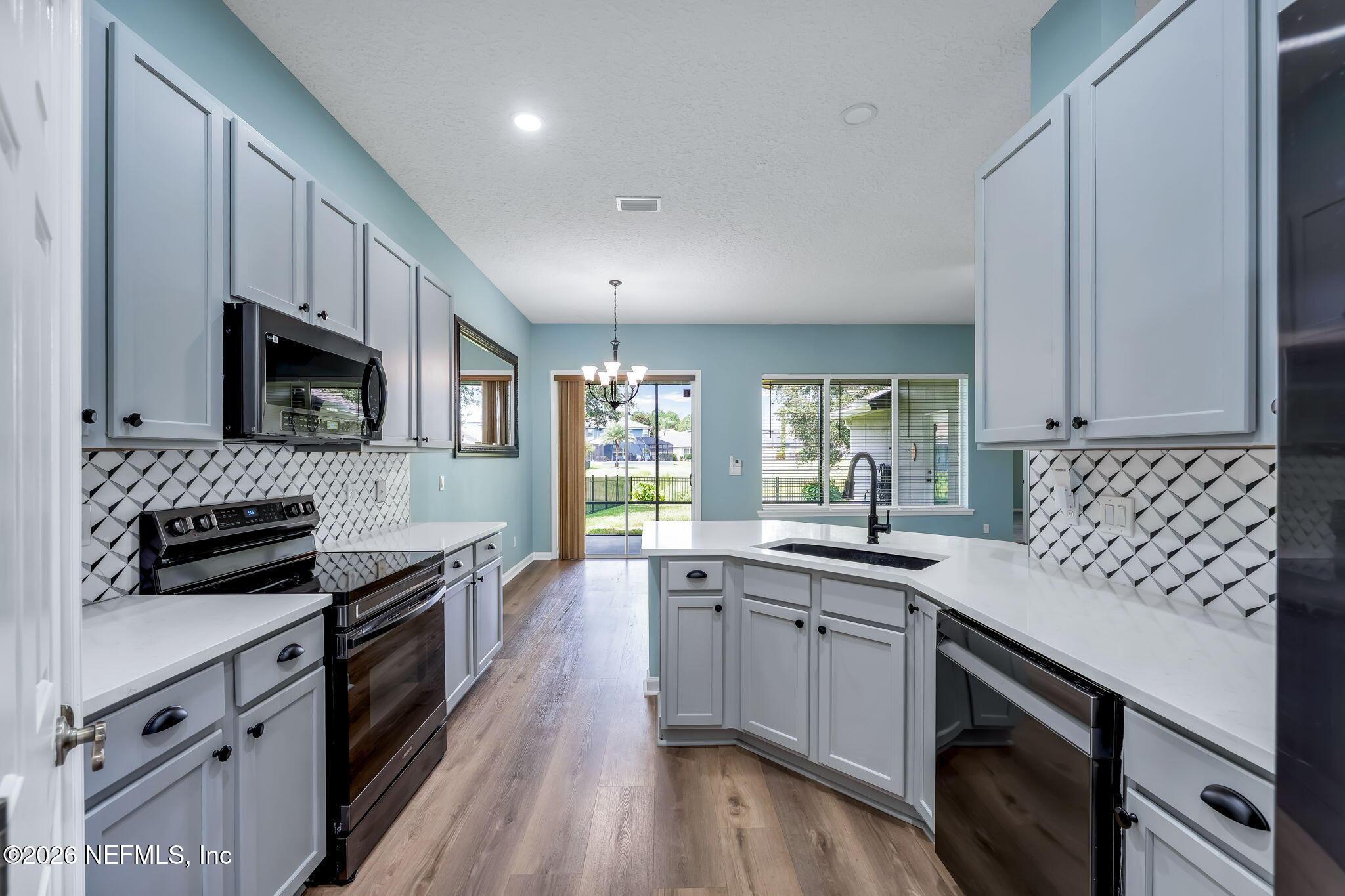 Image 4: Kitchen