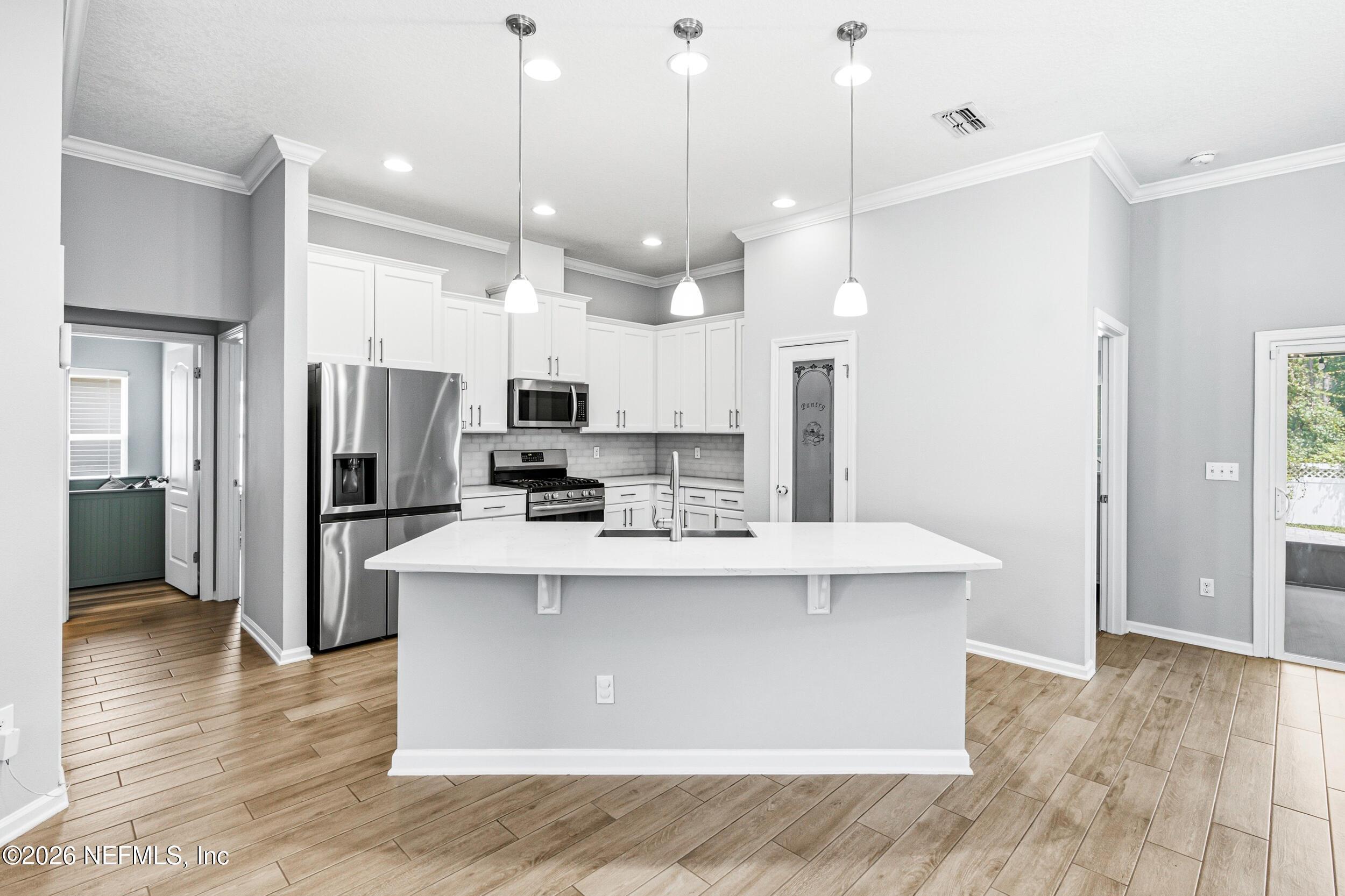 Image 4: Kitchen