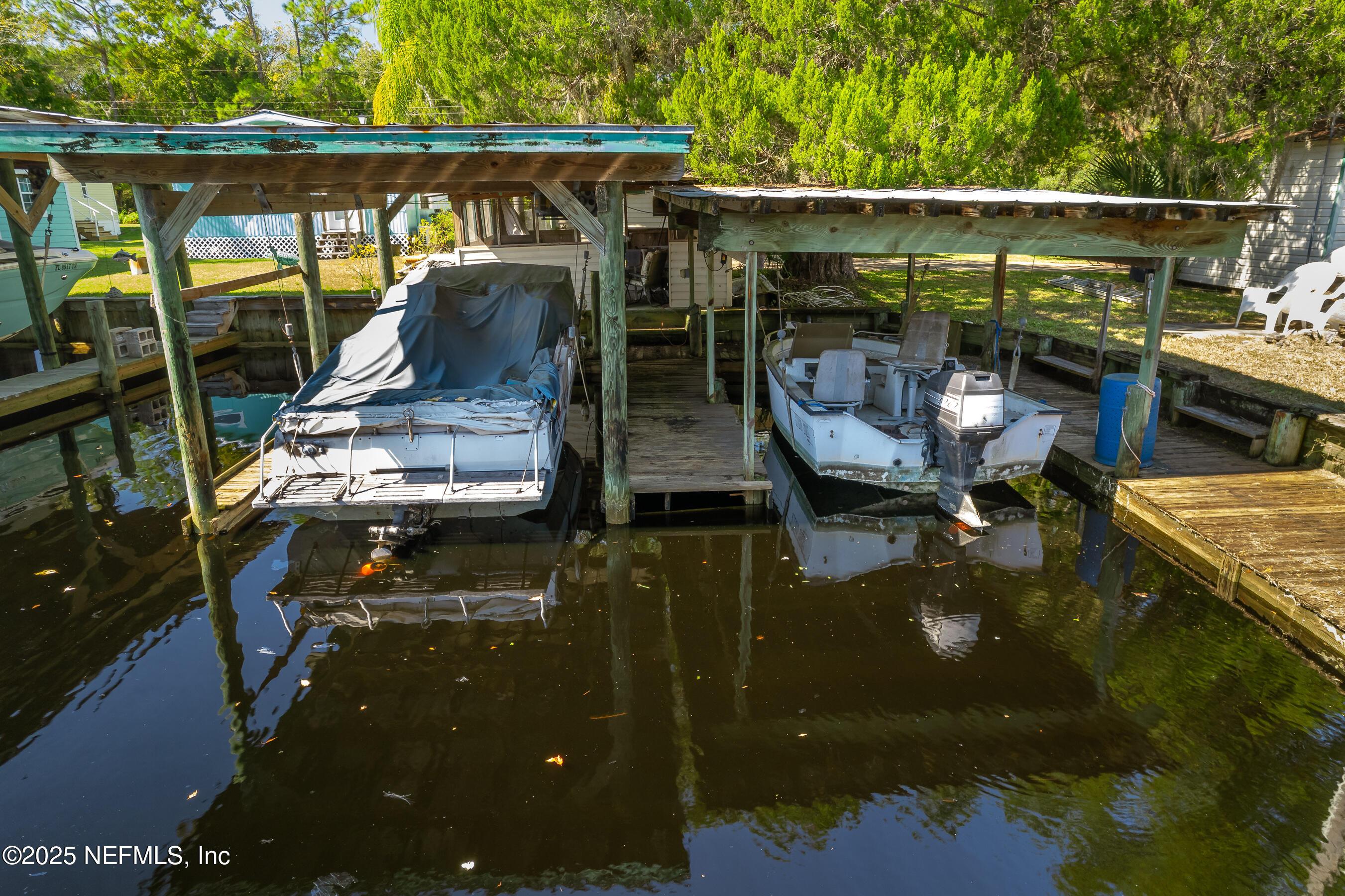 Image 3: 2 boathouses with lifts