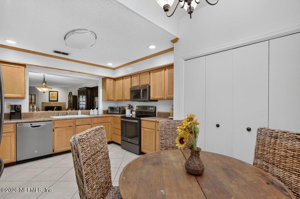 Image 3: Eat in kitchen