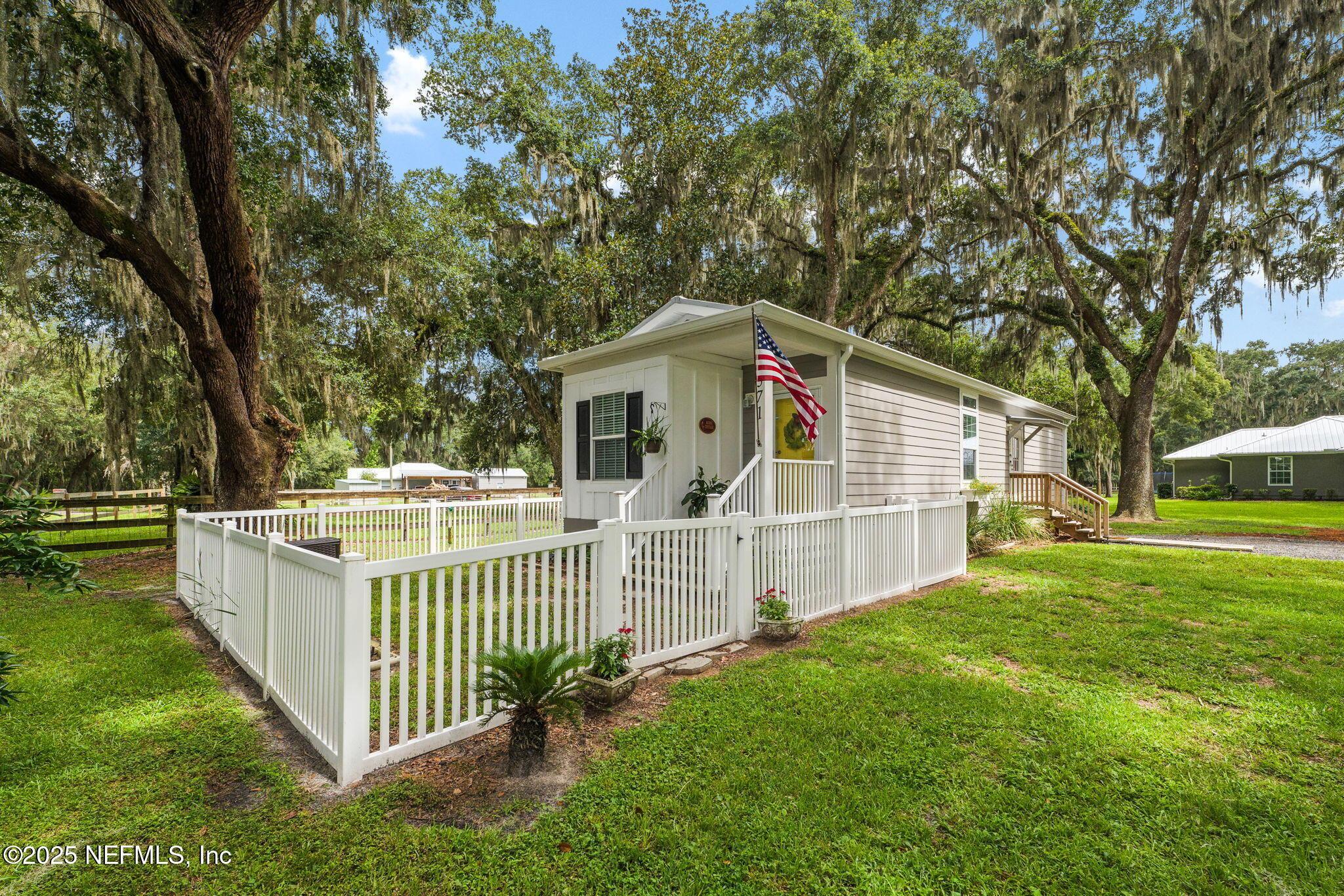 Image 4: Guest house front view