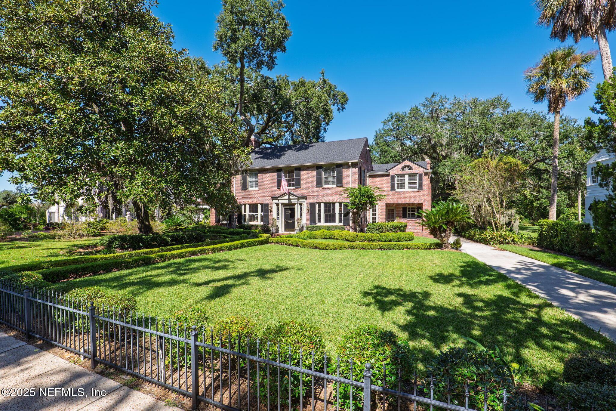 Image 3: Beautiful Front Yard