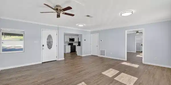 Image 4: Living room
