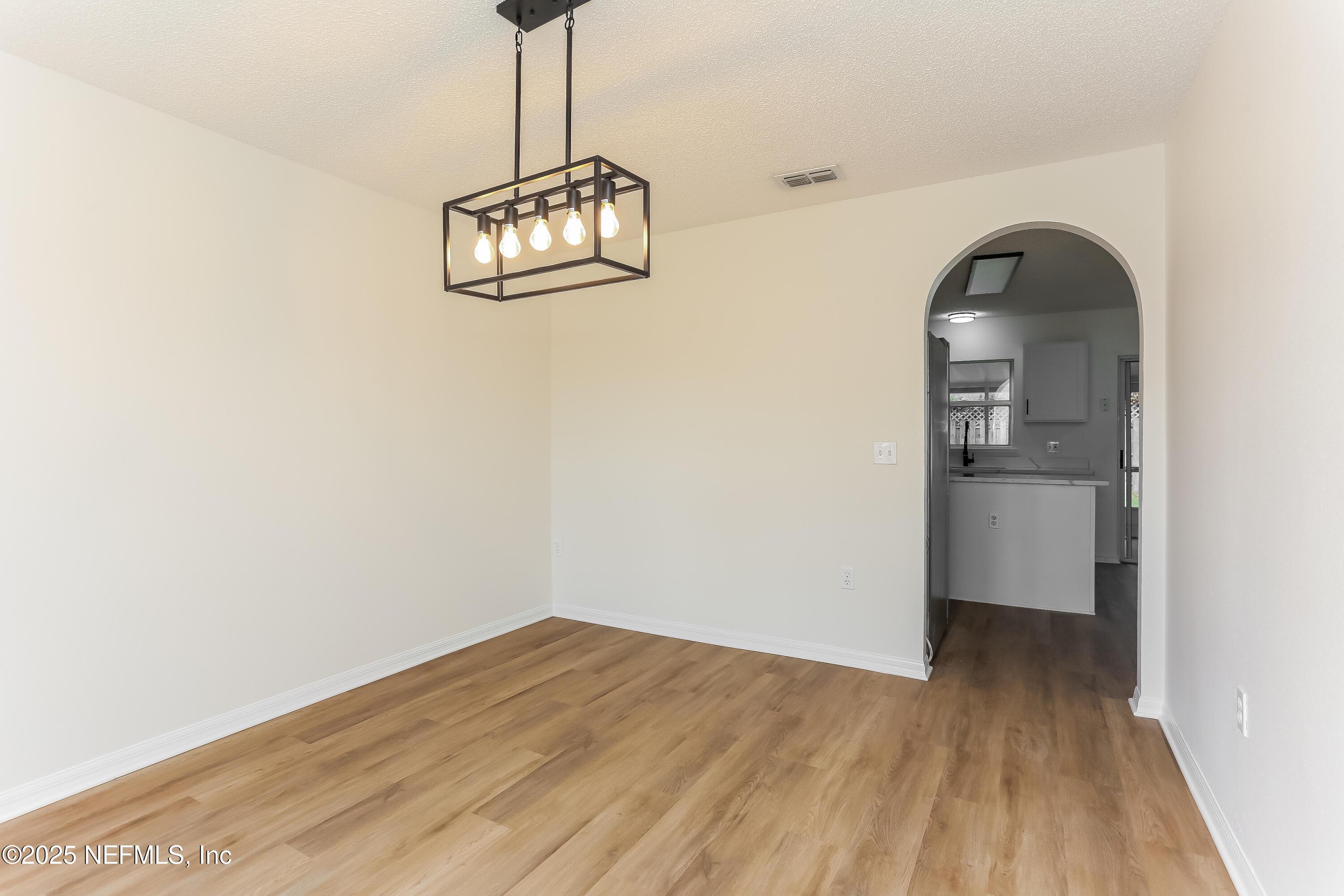 Image 4: Dining Room-14896590
