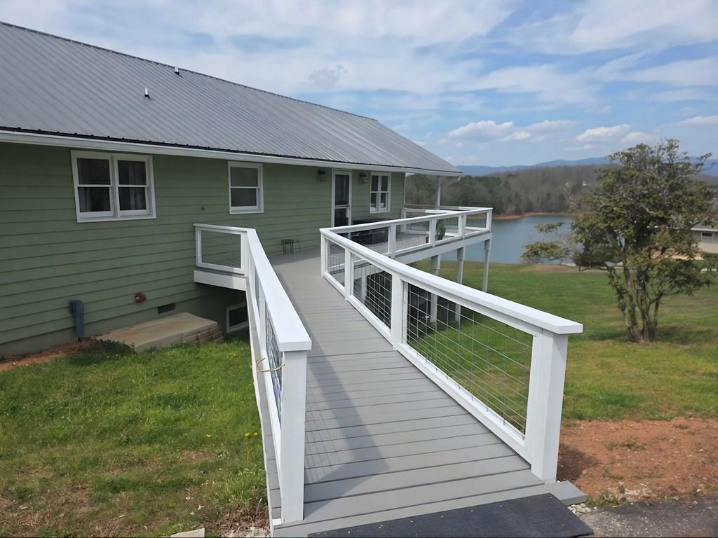 Image 4: walkway to front door from driveway