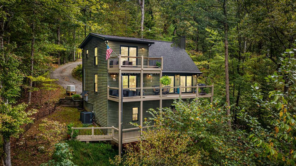 Image 4: Situated on 3 Private Acres!