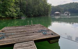 121 LAKEVIEW DR