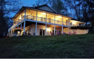 7 LAKEFRONT TERRACE