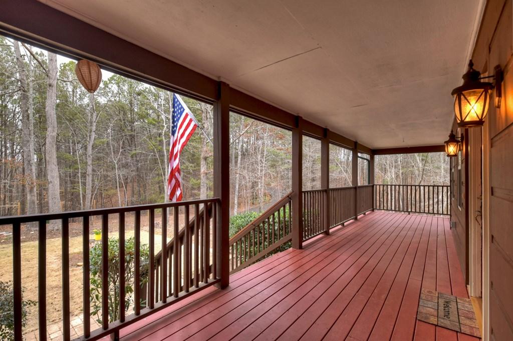 Image 3: Welcoming front porch