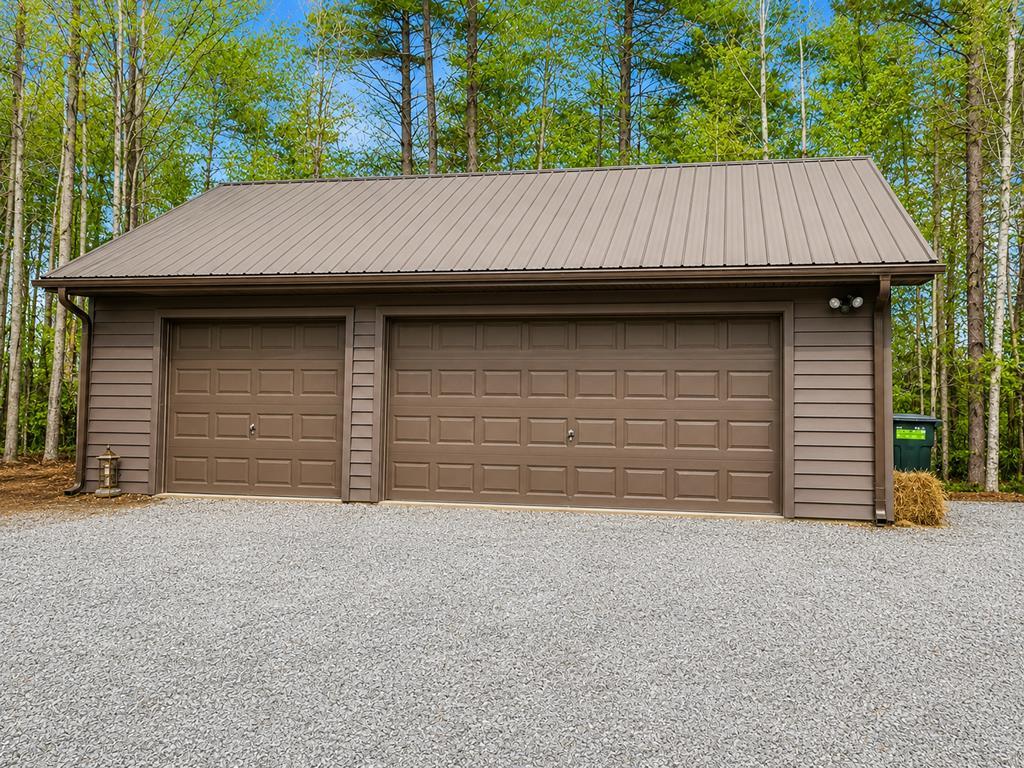 Image 3: Extra Nice Three Car Garage