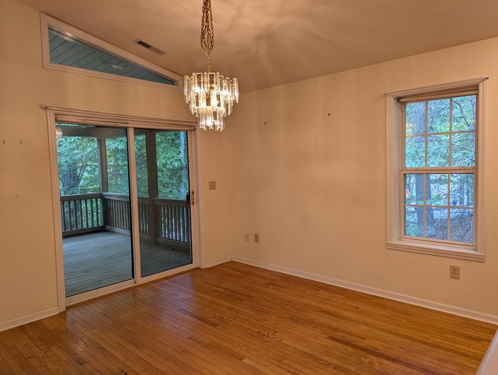 Image 3: Dining area