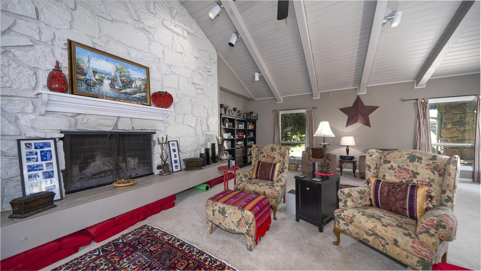 Image 3: Living Area