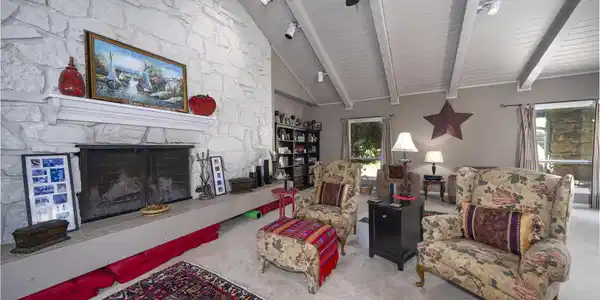 Image 3: Living Area