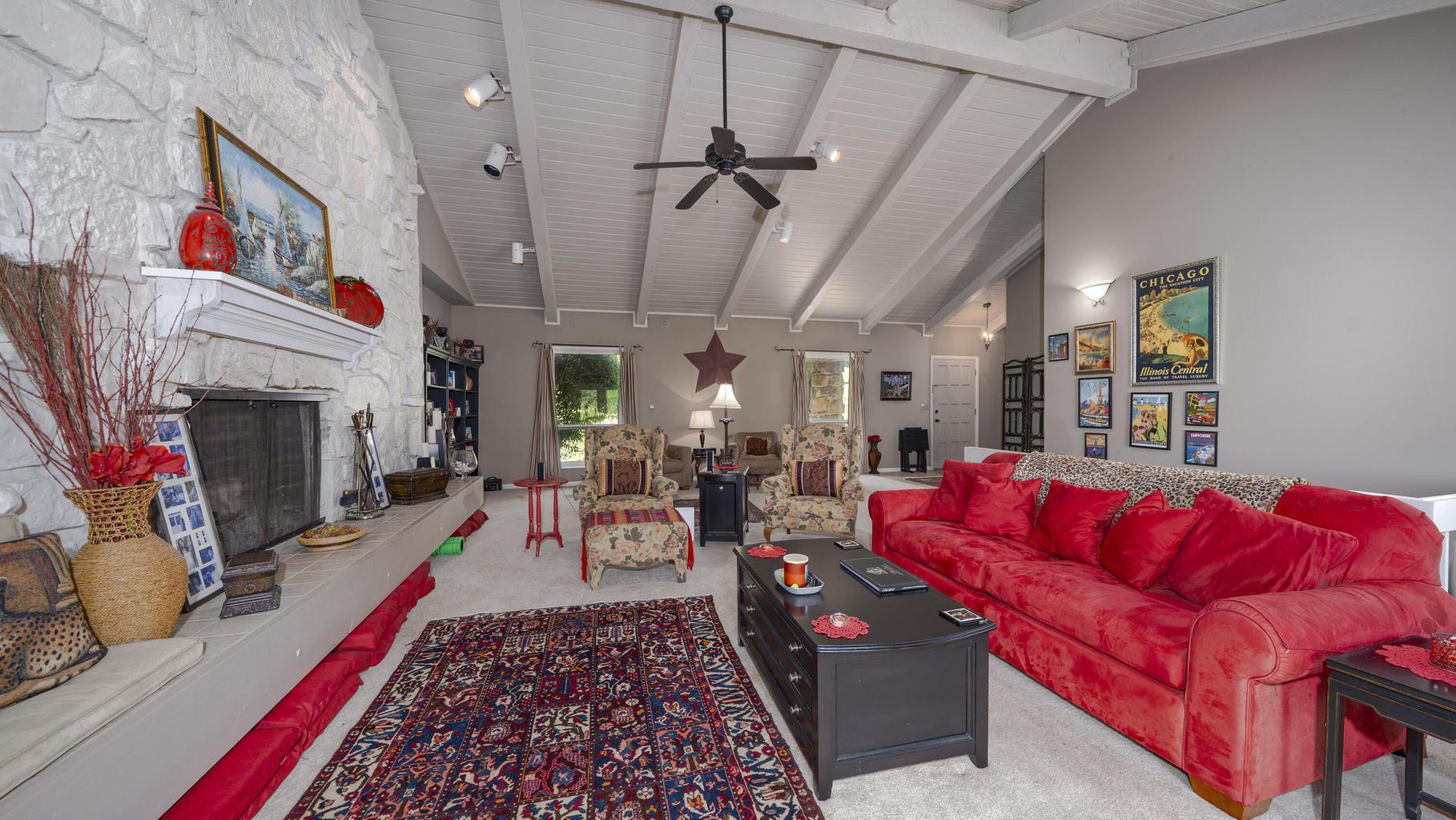 Image 4: Living Area