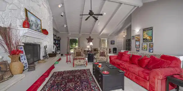 Image 4: Living Area