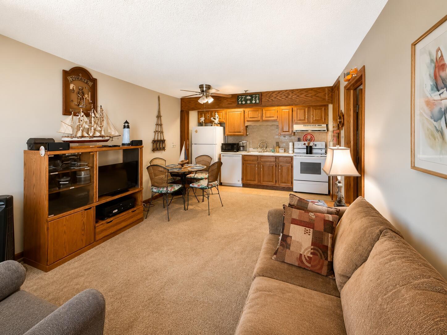 Image 4: living/dining/kitchen