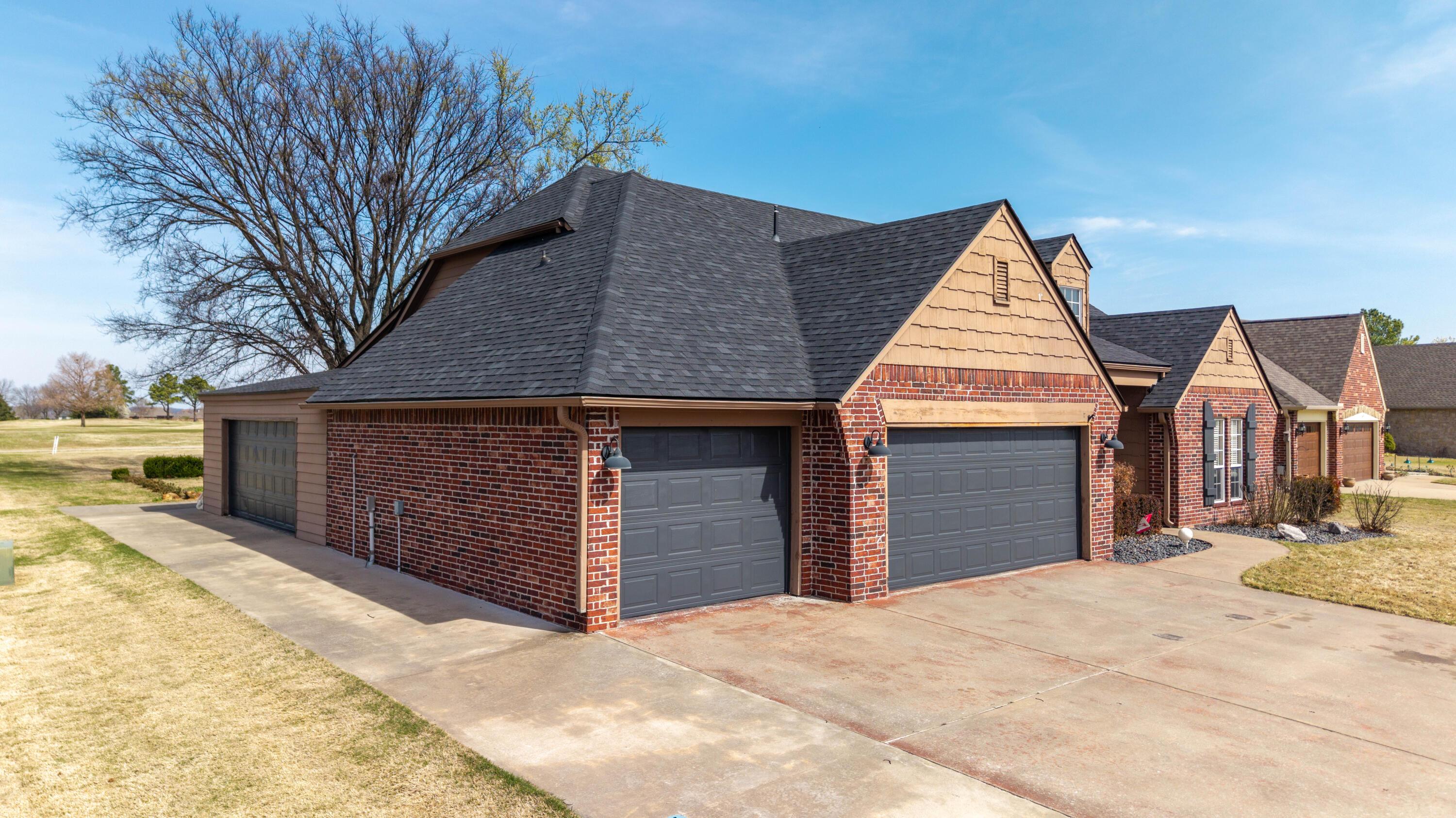 Image 4: 6026 Lake Breeze Road 26 Edits-9