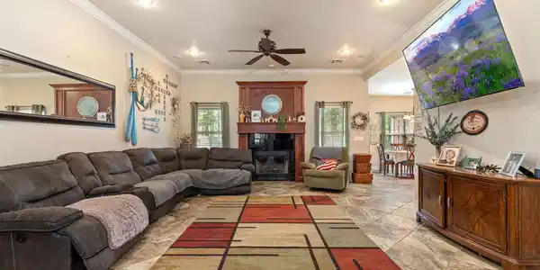 Image 4: 3