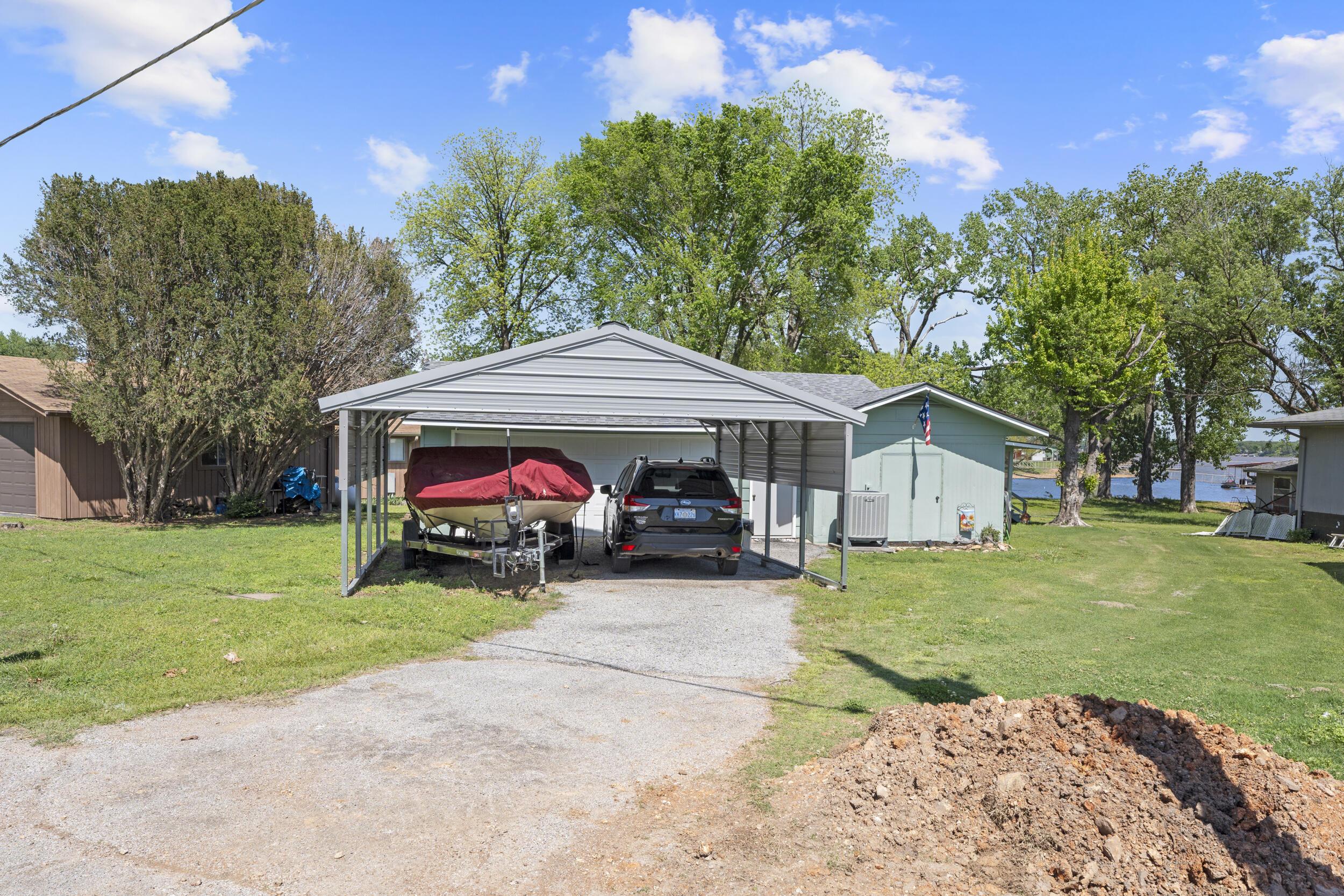 Image 2: carport/front