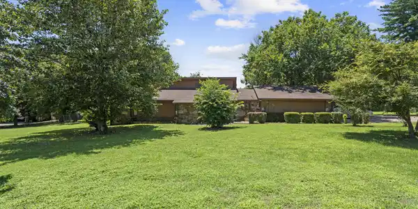 Image 4: Front Yard