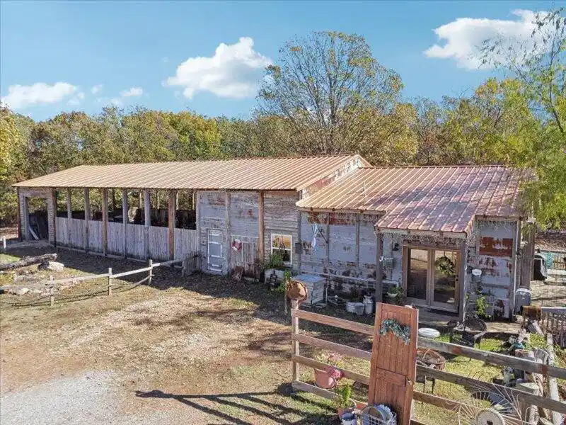 Image 1: 2 - Barndominium (1)