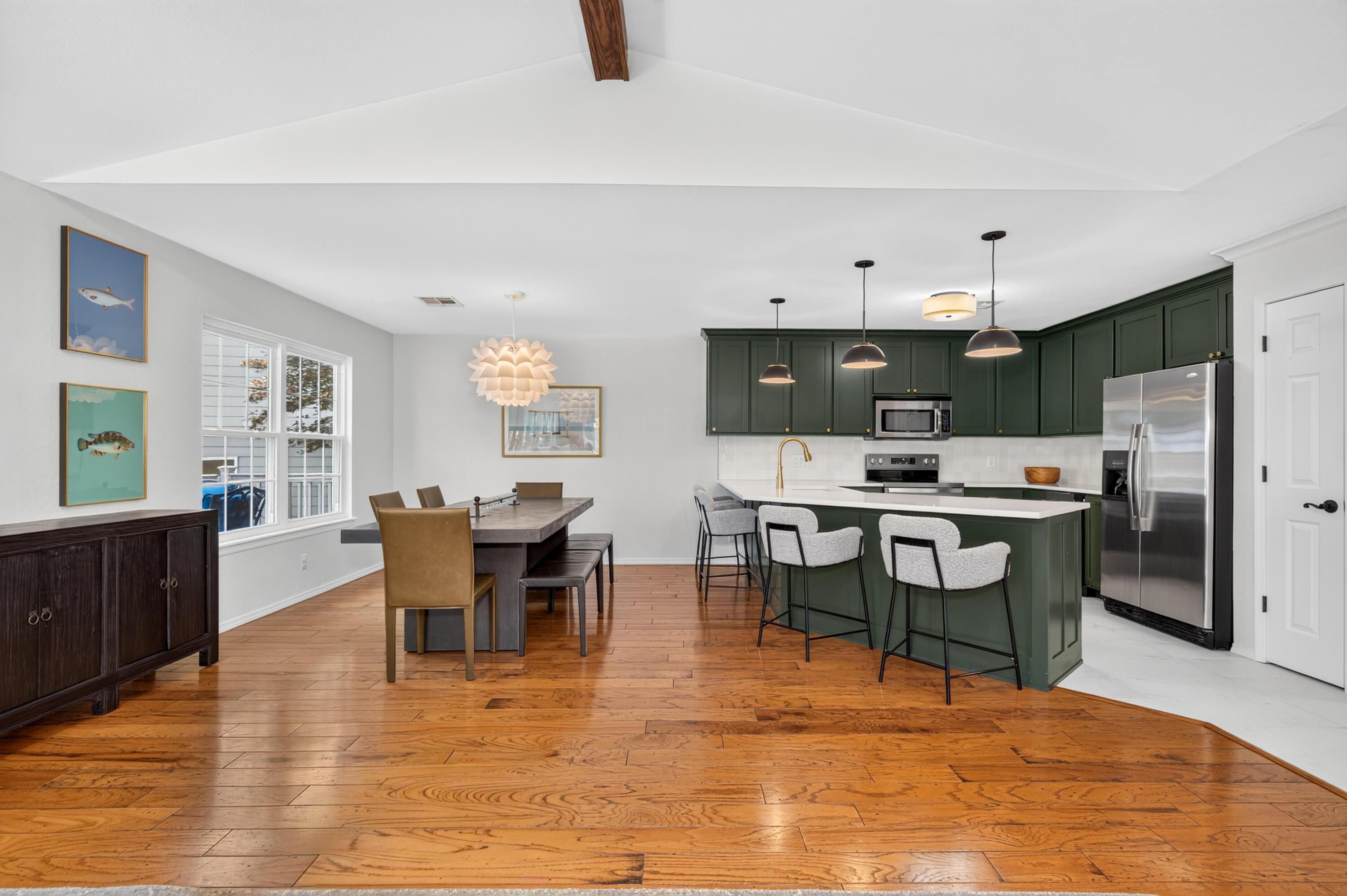 Image 4: kitchen dining