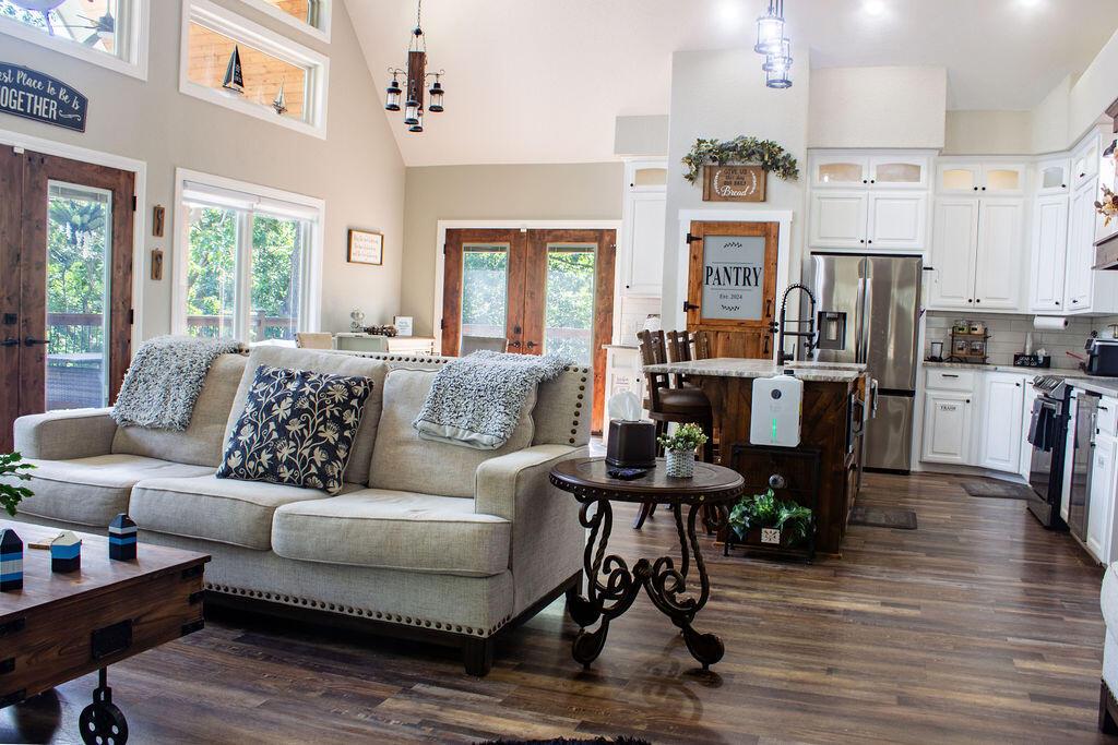 Image 3: Living Room