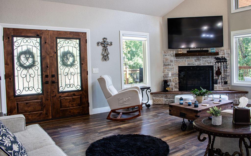 Image 4: Living Room