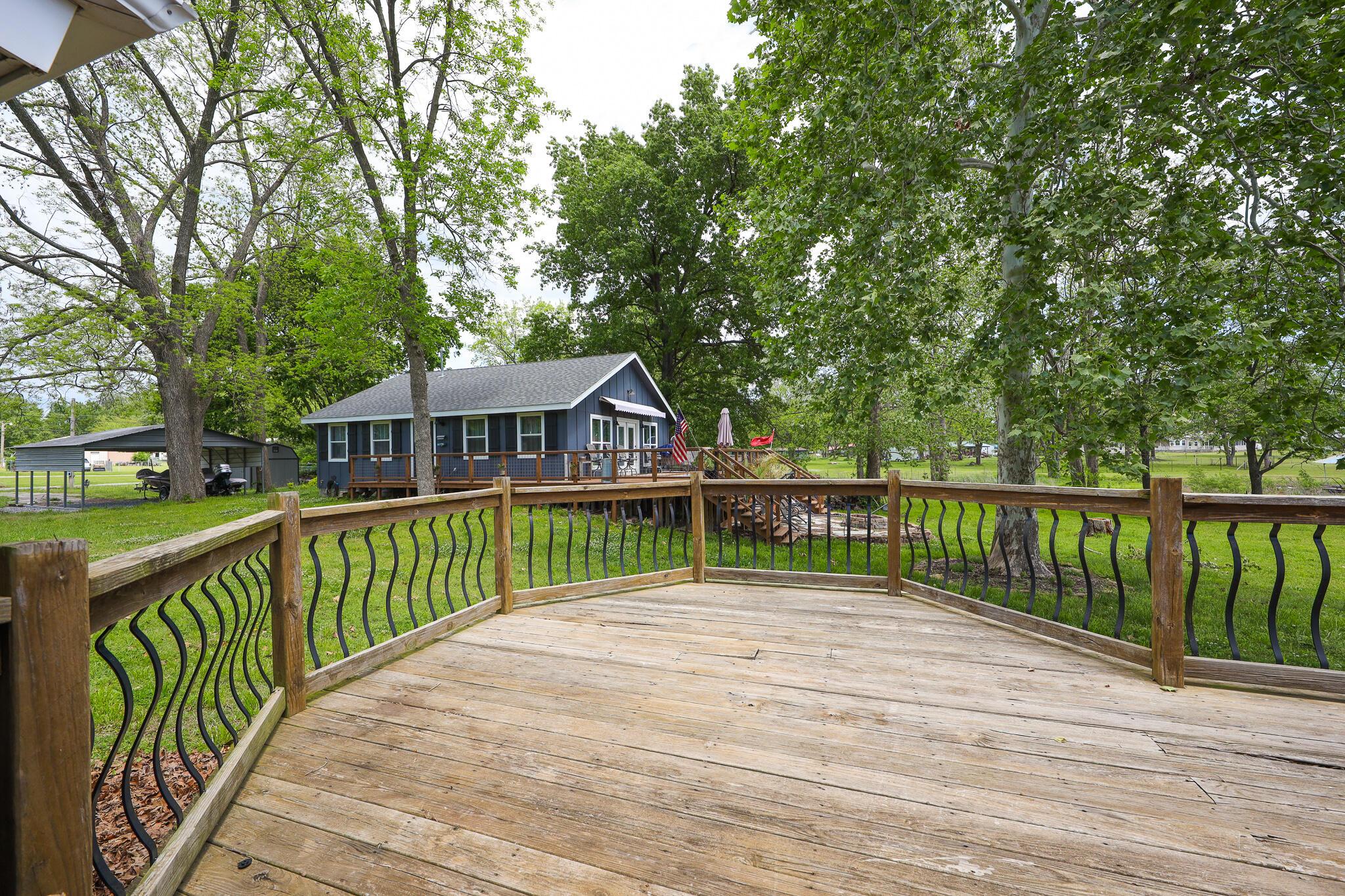 Image 4: Large Deck