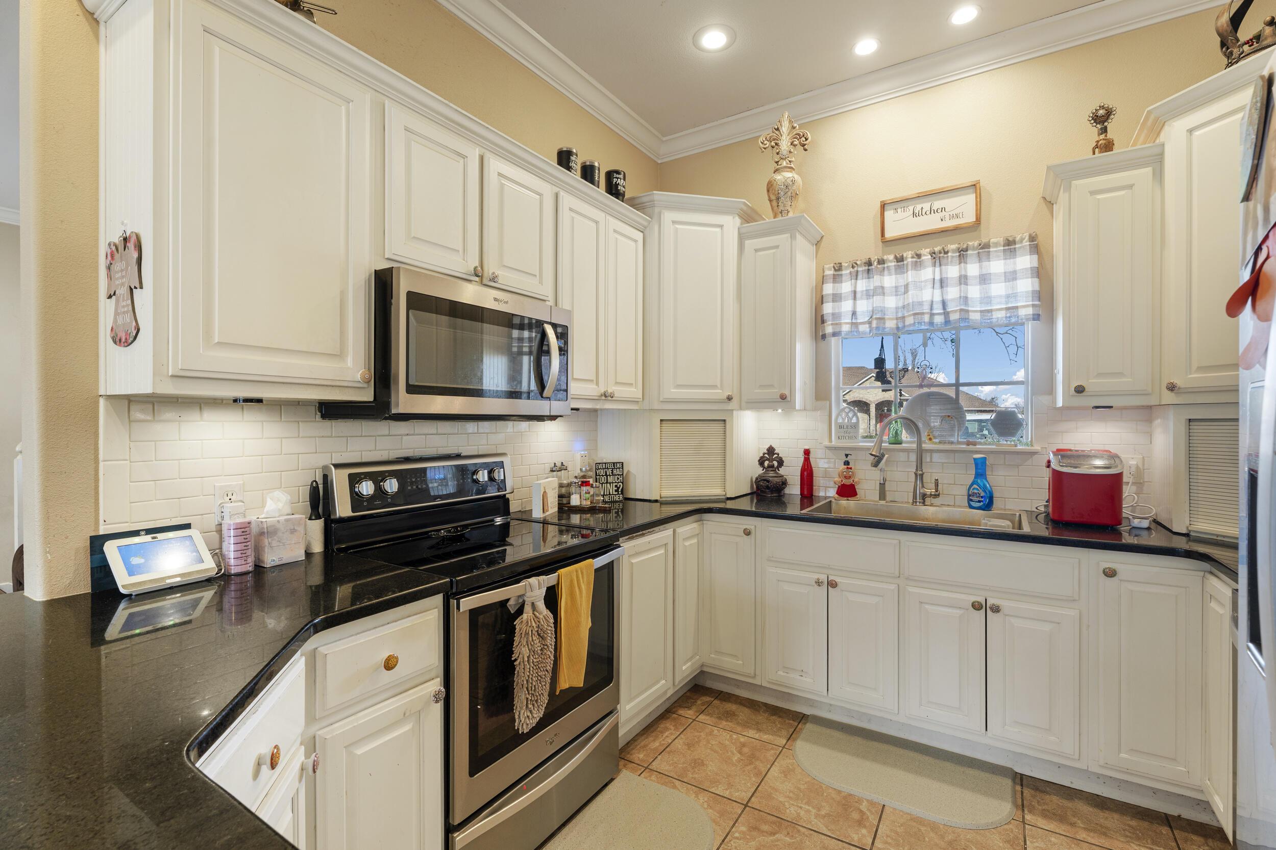Image 4: kitchen