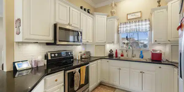 Image 4: kitchen