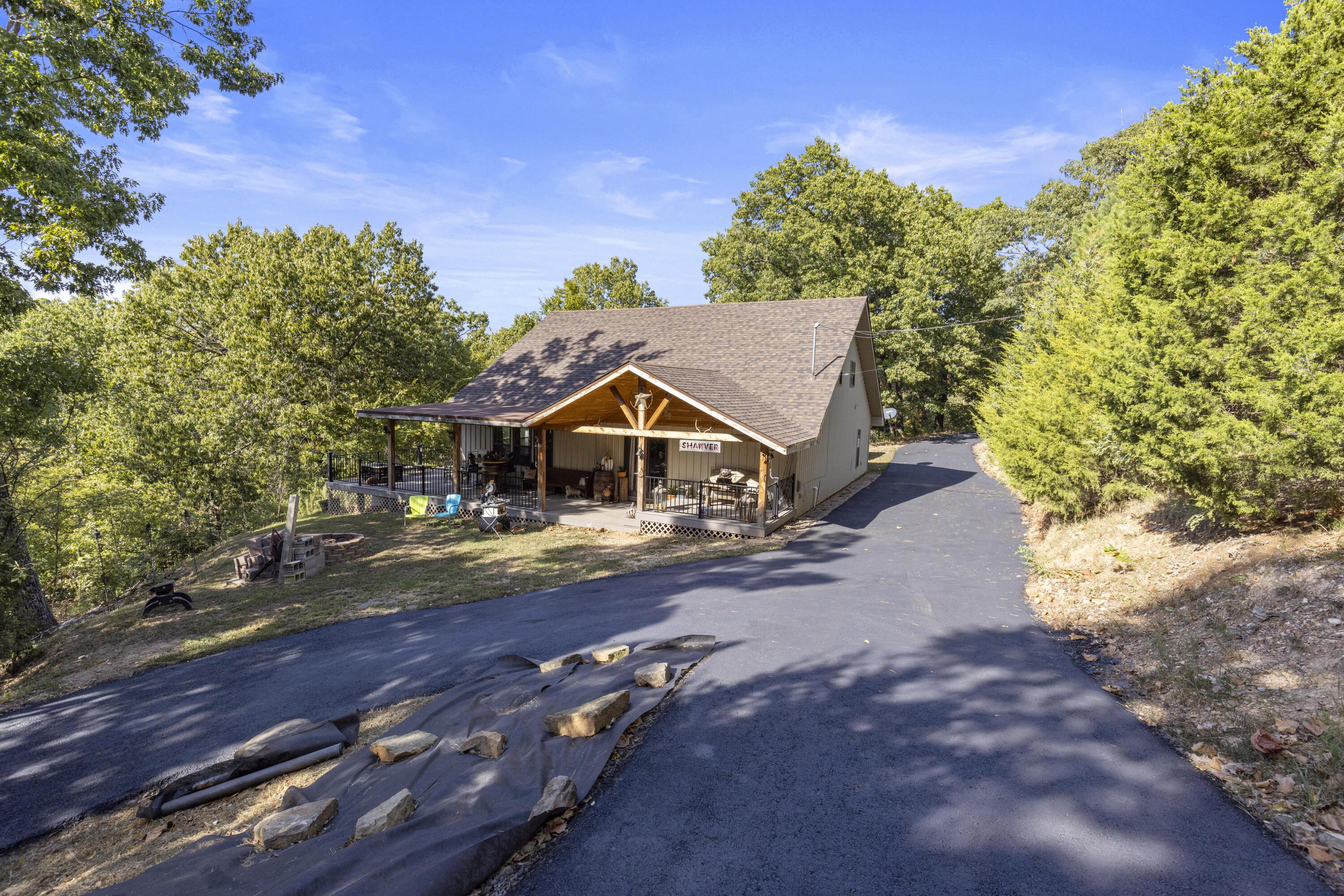 Image 2: Lake home on 4 acres