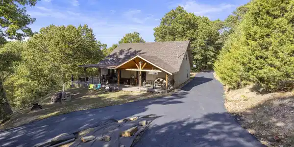 Image 2: Lake home on 4 acres