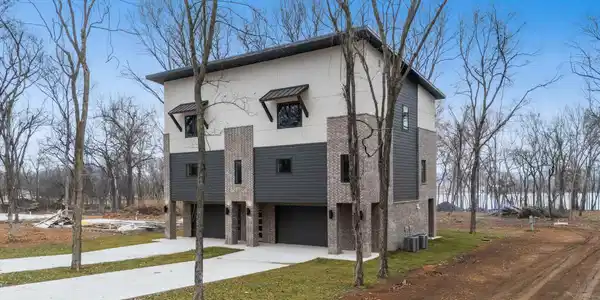 Image 3: Front