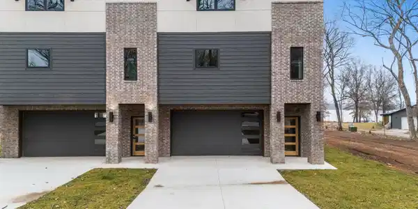 Image 4: Front