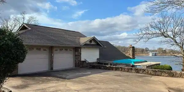 Image 4: Lake Front House