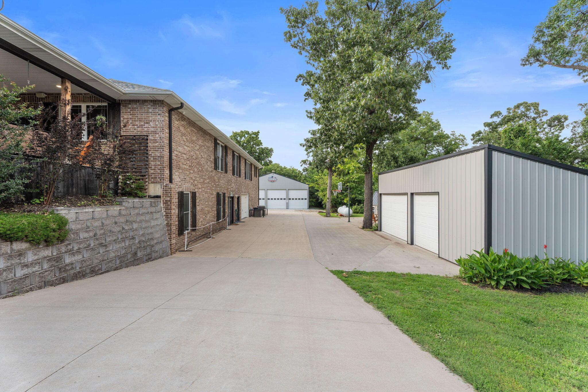 Image 4: Detached Shop / Driveway