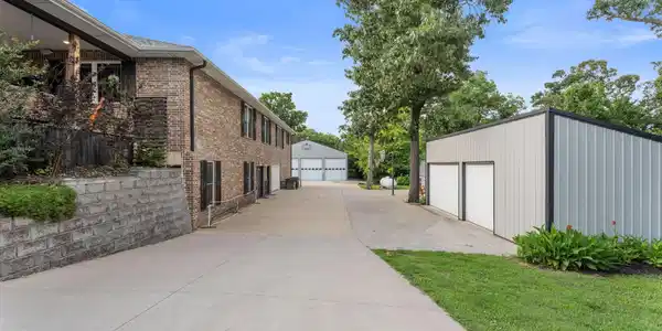 Image 4: Detached Shop / Driveway