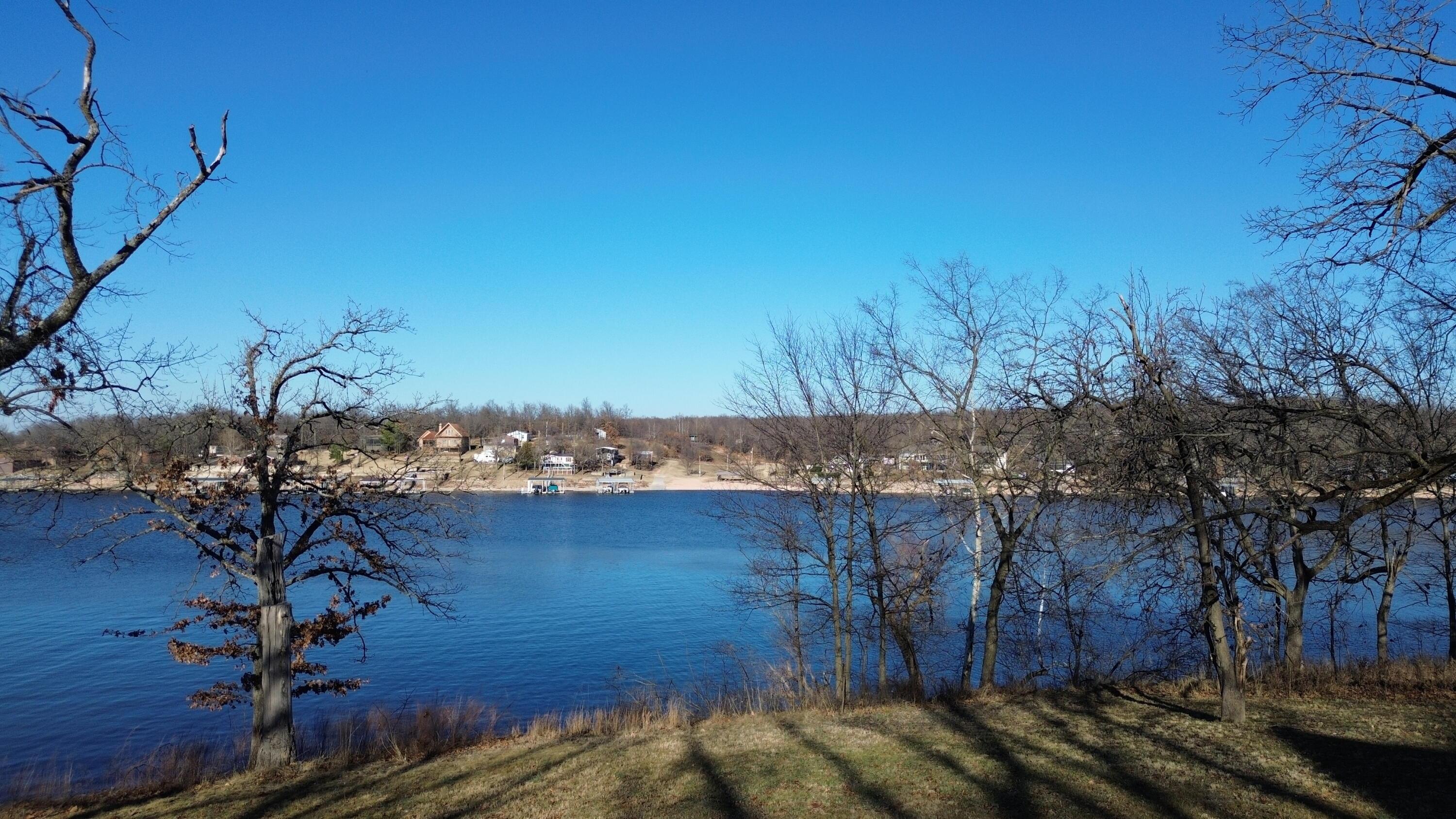Image 2: 353' of dockable lake front