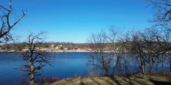 Image 2: 353' of dockable lake front