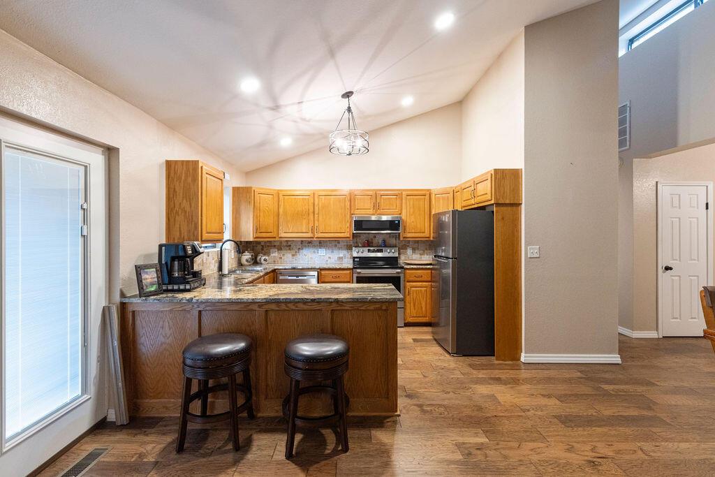 Image 4: kitchen and bar